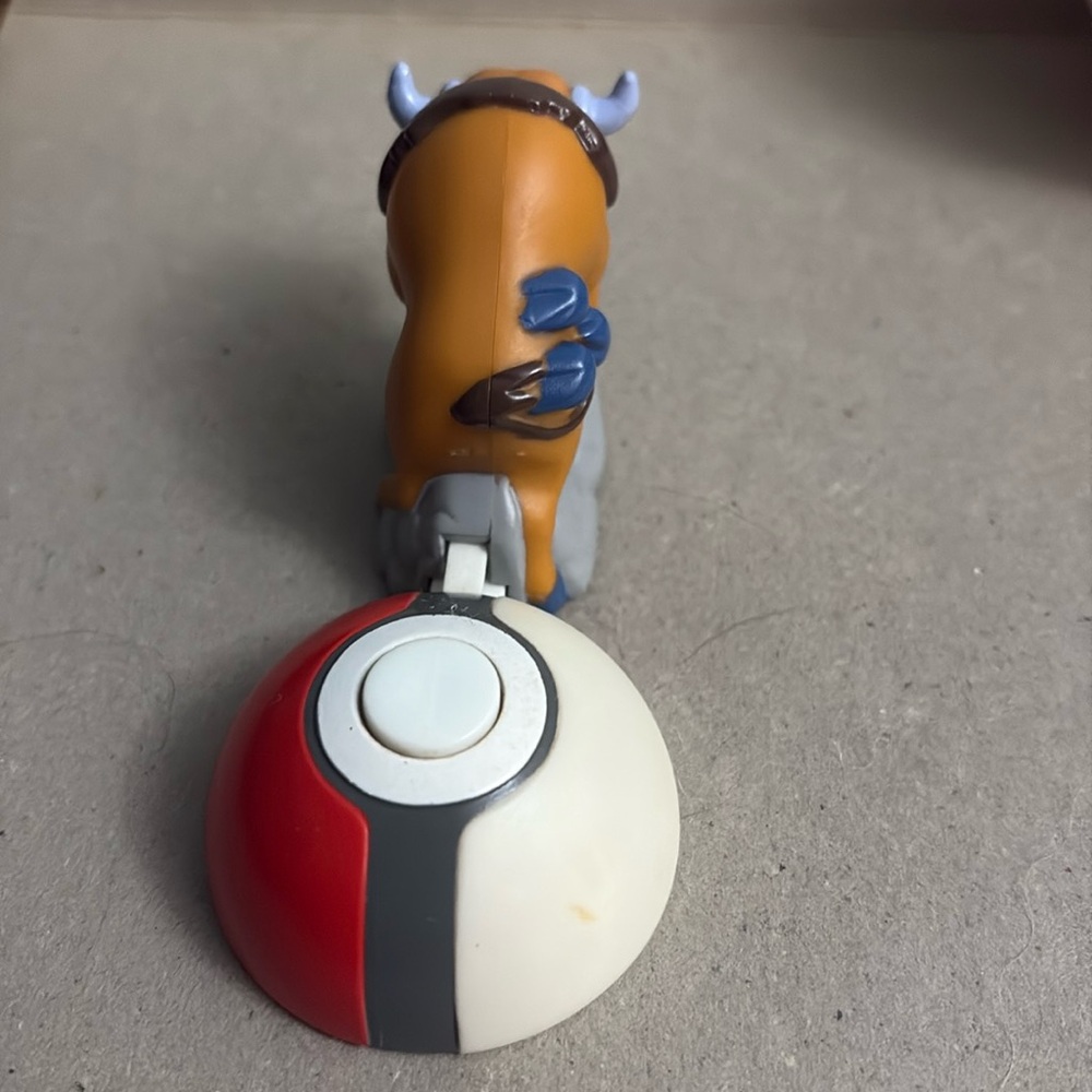 1999 Burger King Pokemon #128 Tauros with Pokeball - Picture 5 of 13